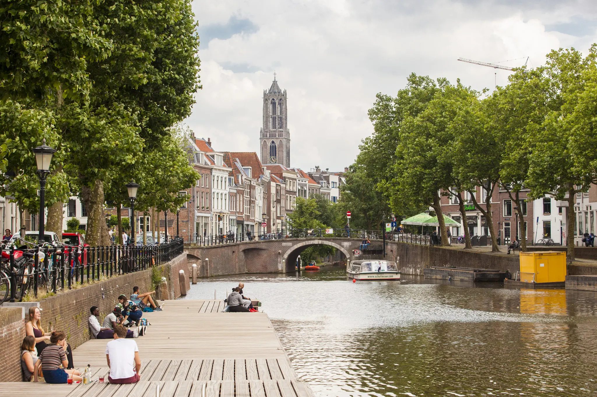 Utrechtse gracht met de Dom op de achtergrond