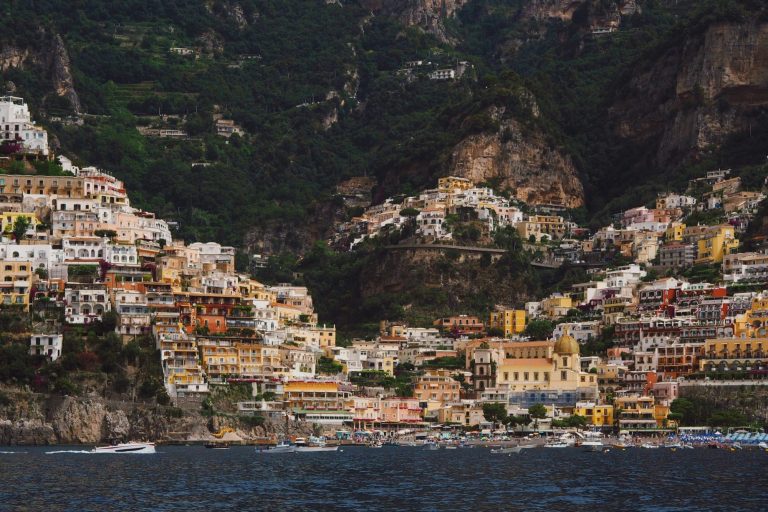 Amalfikust - Italie Kleurige huizen en gebouwen tegen een bergwand aan de Amalfikust, Italië.